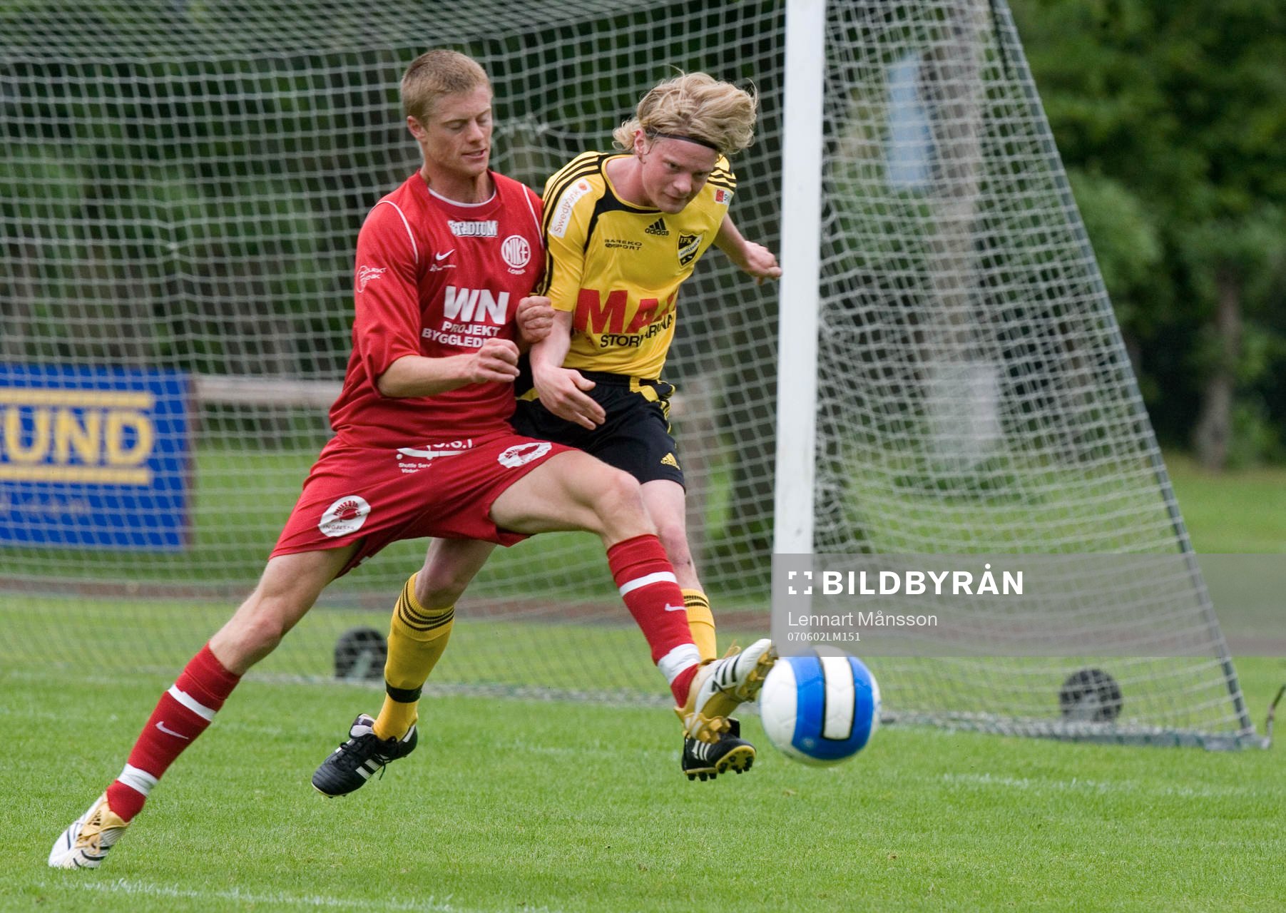 Nike-spelaren långa benet före Mikael Larsson