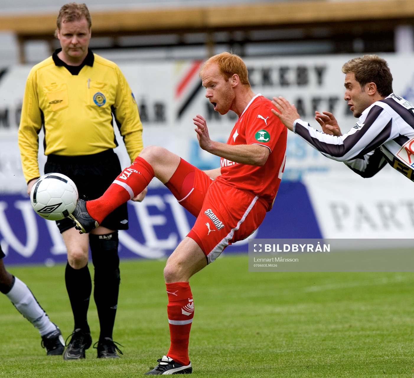 Magnus Samuelsson trycks i ryggen av Valentino Lai