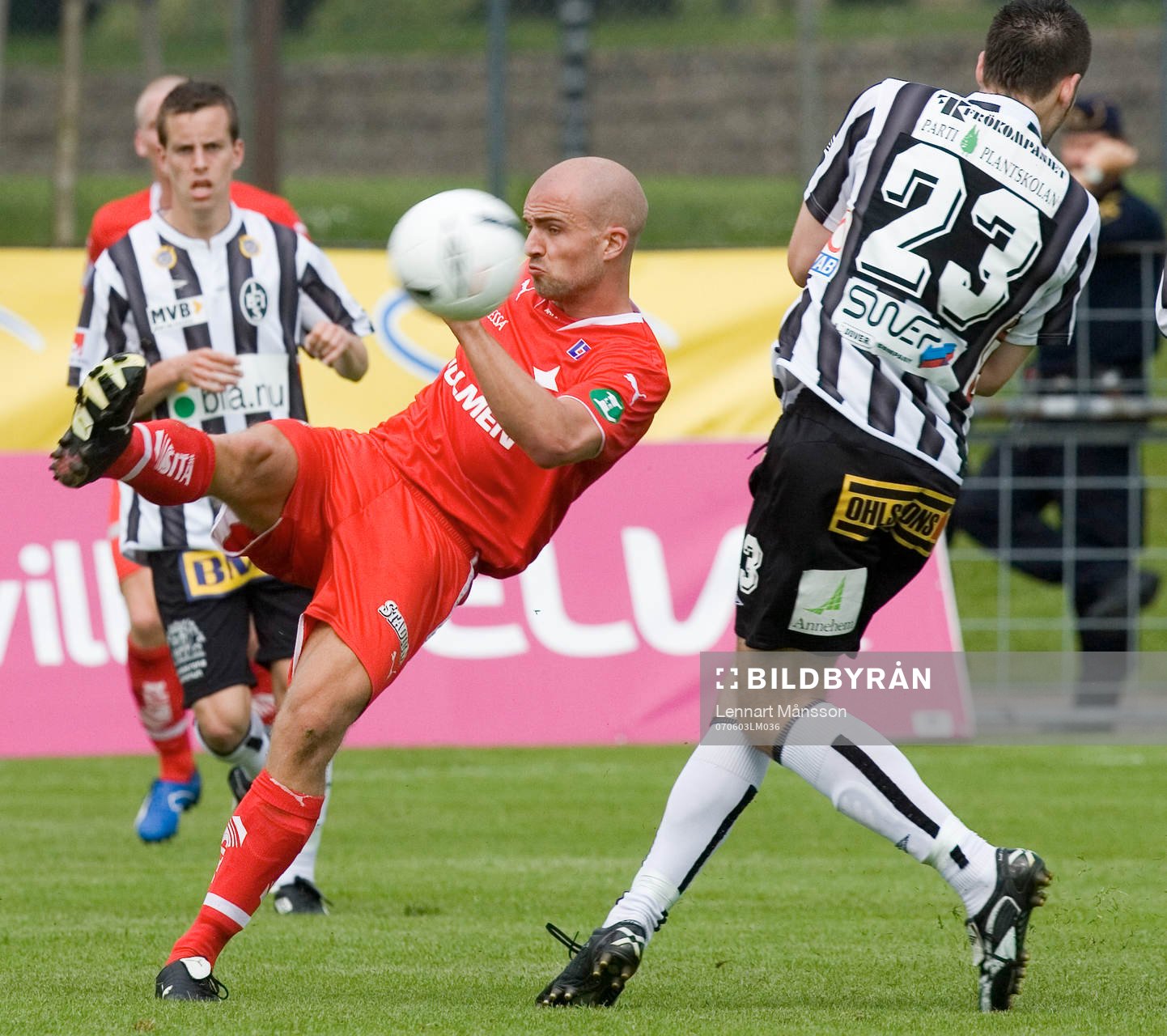 Gardar Gunnlaugsson laddar en volley