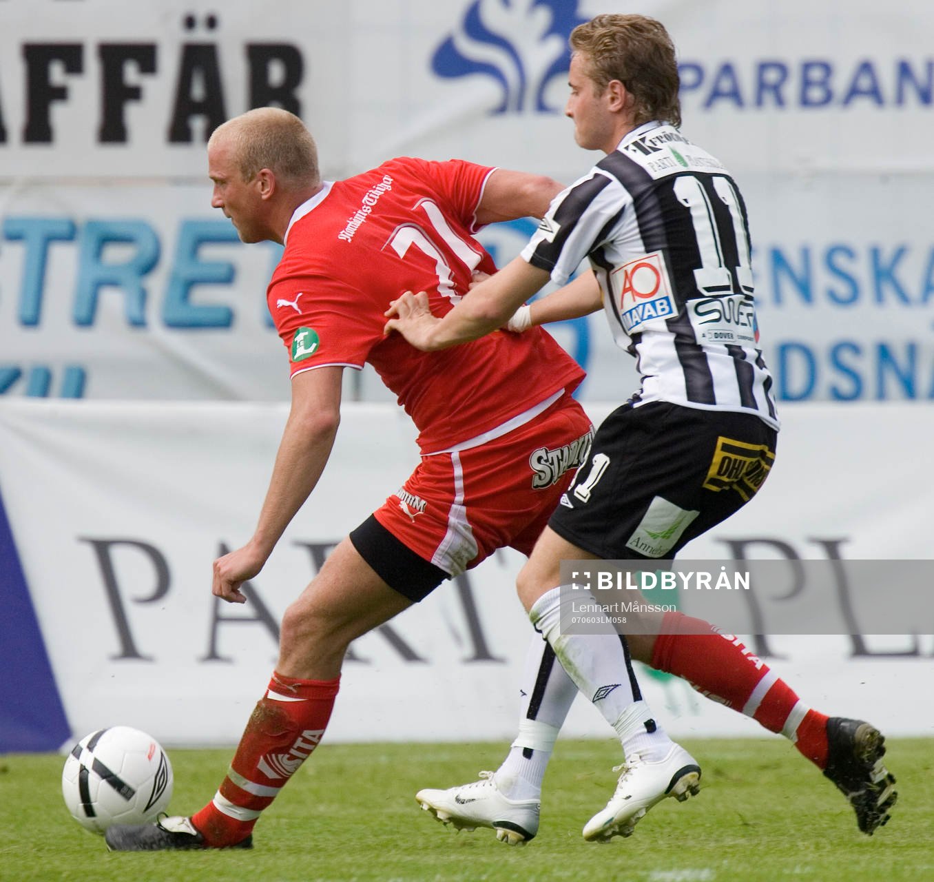 Knuff i ryggen, Thomas Magnusson knuffas av Alvedin