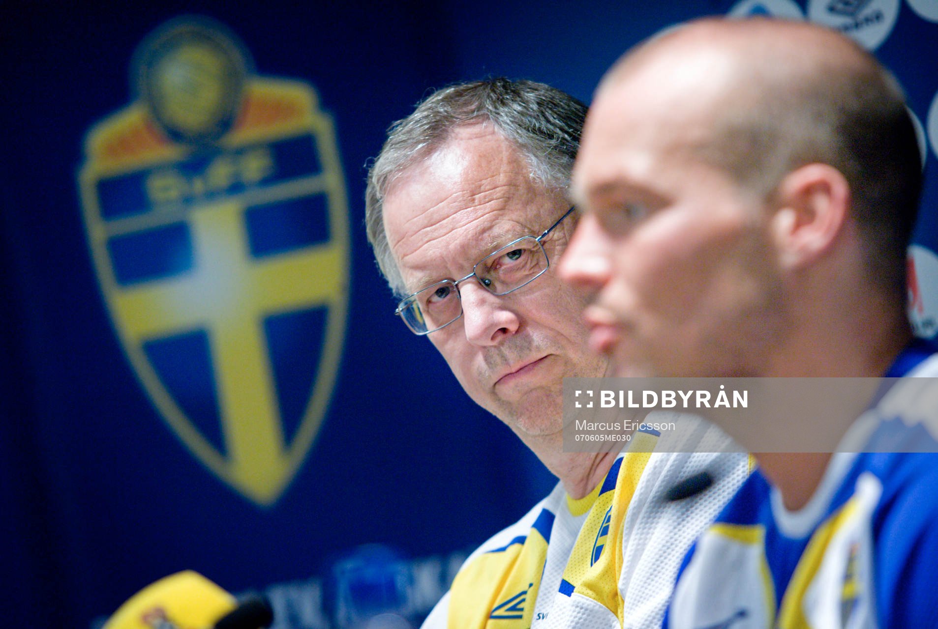 Lars Lagerbäck lyssnar när Fredrik Ljungberg pratar