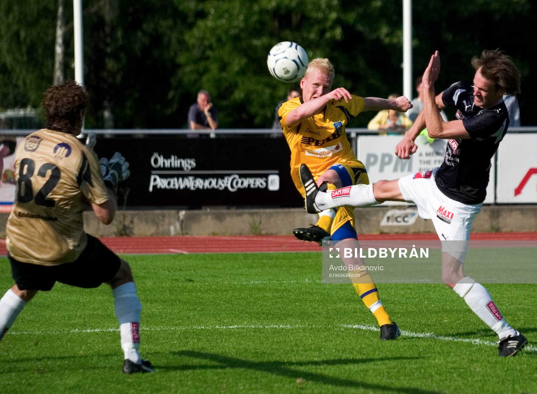 Mattias Adelstam, Ängelholm, framför Dan Sade, målvakt