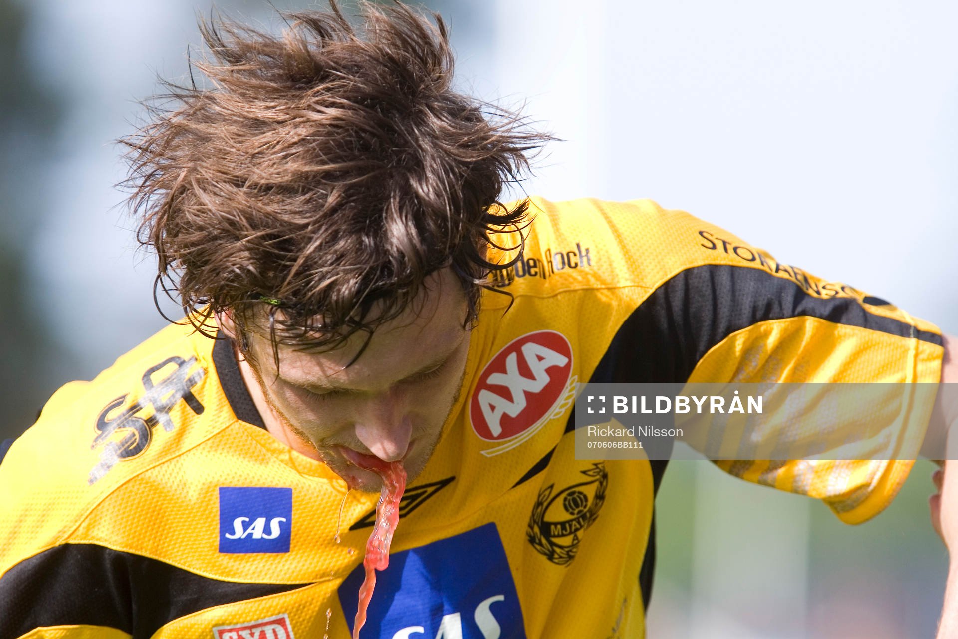 Philip Jonasson, Mjällby, spottar blod