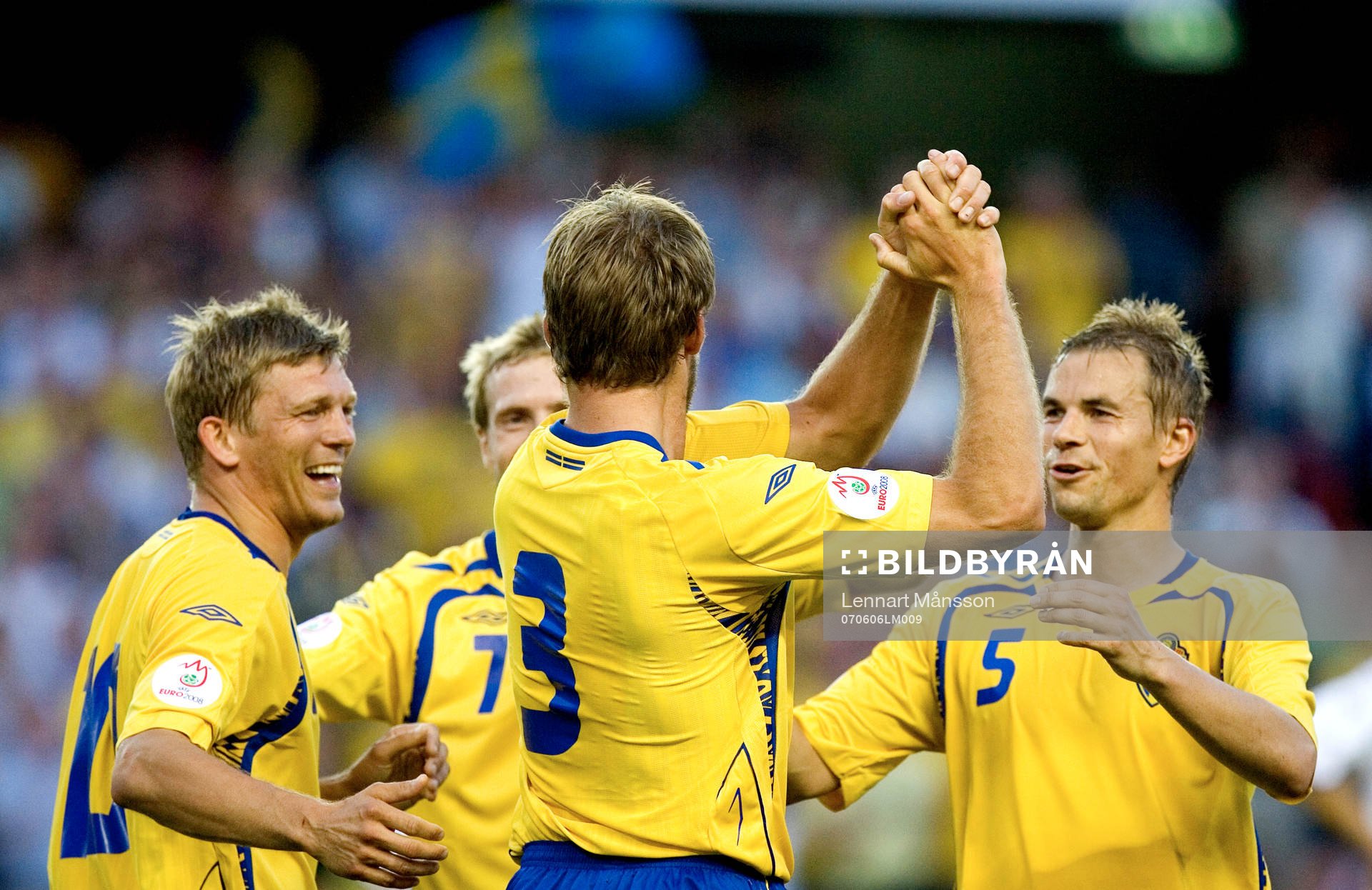 3-0, Olof Mellberg med en ny målgest. Jubel