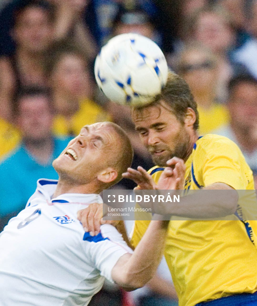 Hannes Sigurdsson och Olof Mellberg. Nickduell