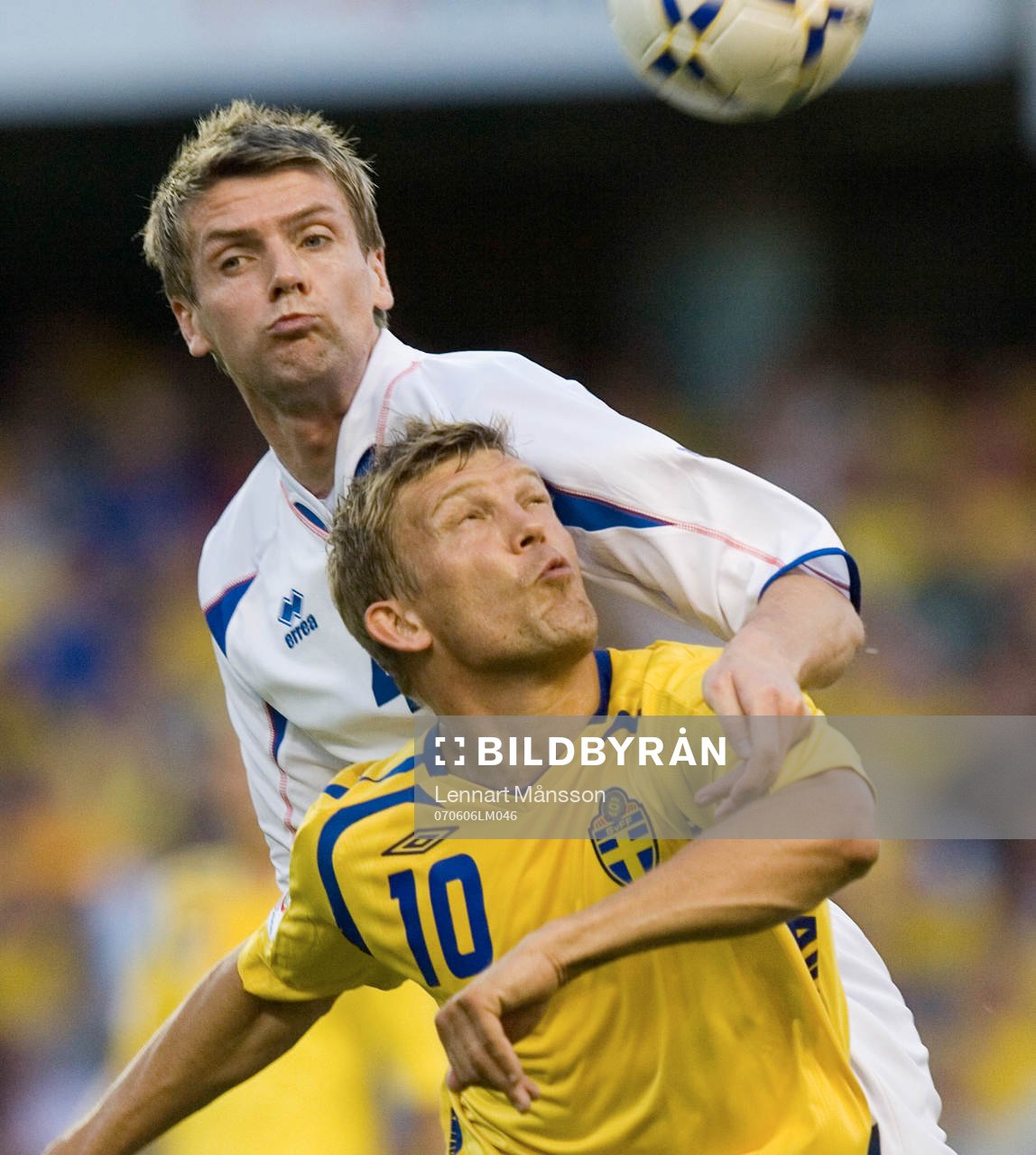 Marcus Allbäck och Olafur Bjarnason. Nickduell