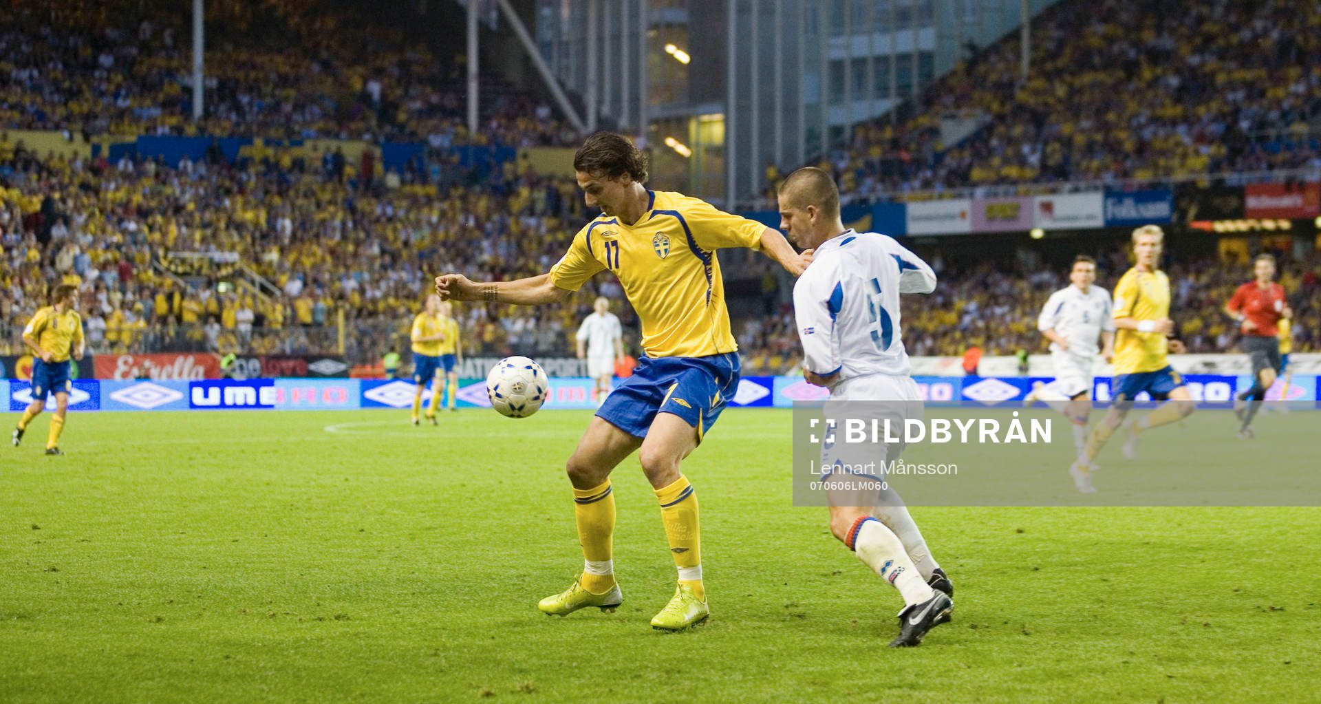 Zlatan Ibrahimovic håller undan Ivar Ingimarsson