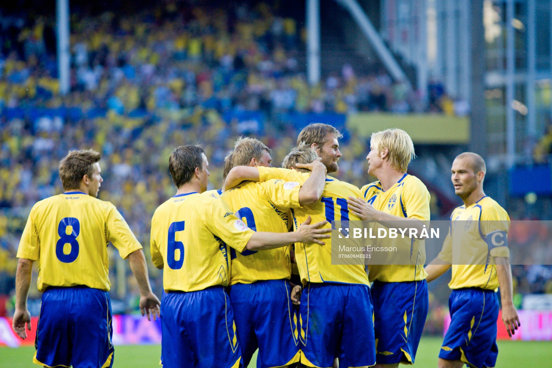  Anders Svensson, Tobias Linderoth, Marus Allbäck, Markus Rosenberg, Olof Mellberg, Petter Hansson och Fredrik Ljungberg. jubel, glädje.