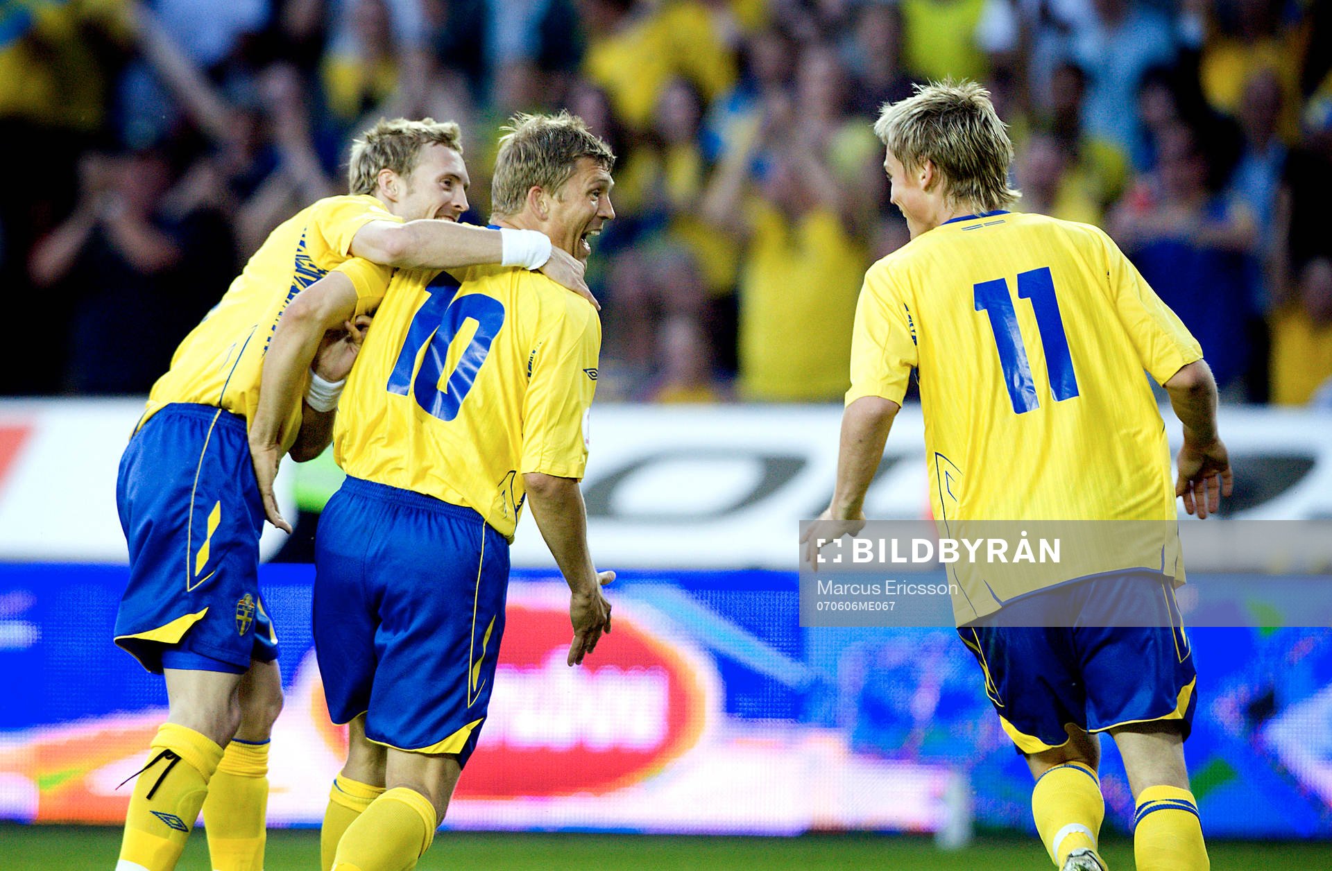  Christian Wilhelmsson, Marcus Allbäck och Markus Rosenberg förstår inte riktigt vad som hände när de rullade in 5-0 målet. Jubel.