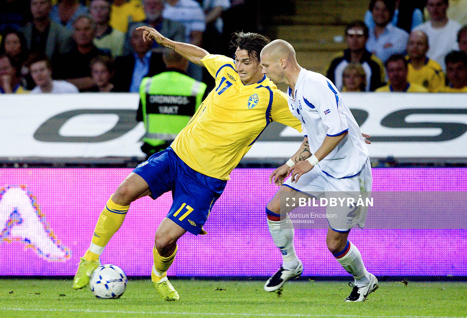 Zlatan Ibrahimovic leker med Grétar Steinsson, Island