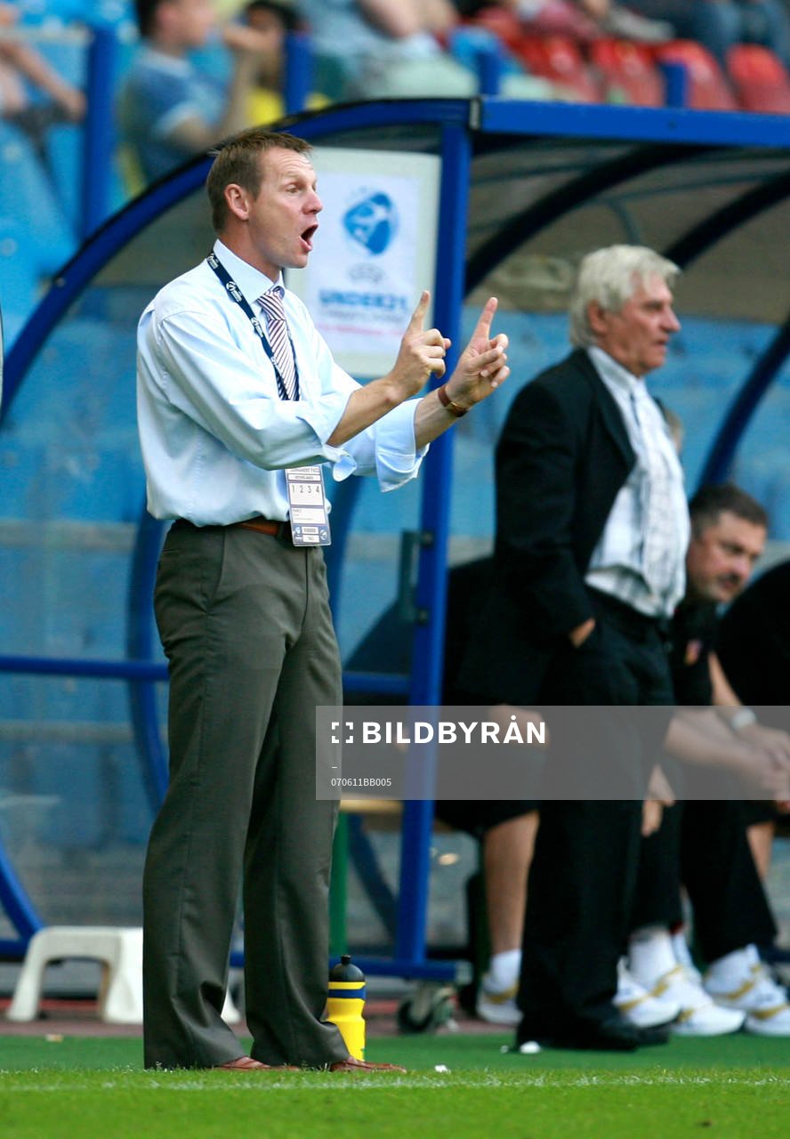 Stuart Pearce, förbundskapten, England, ropar instruktioner