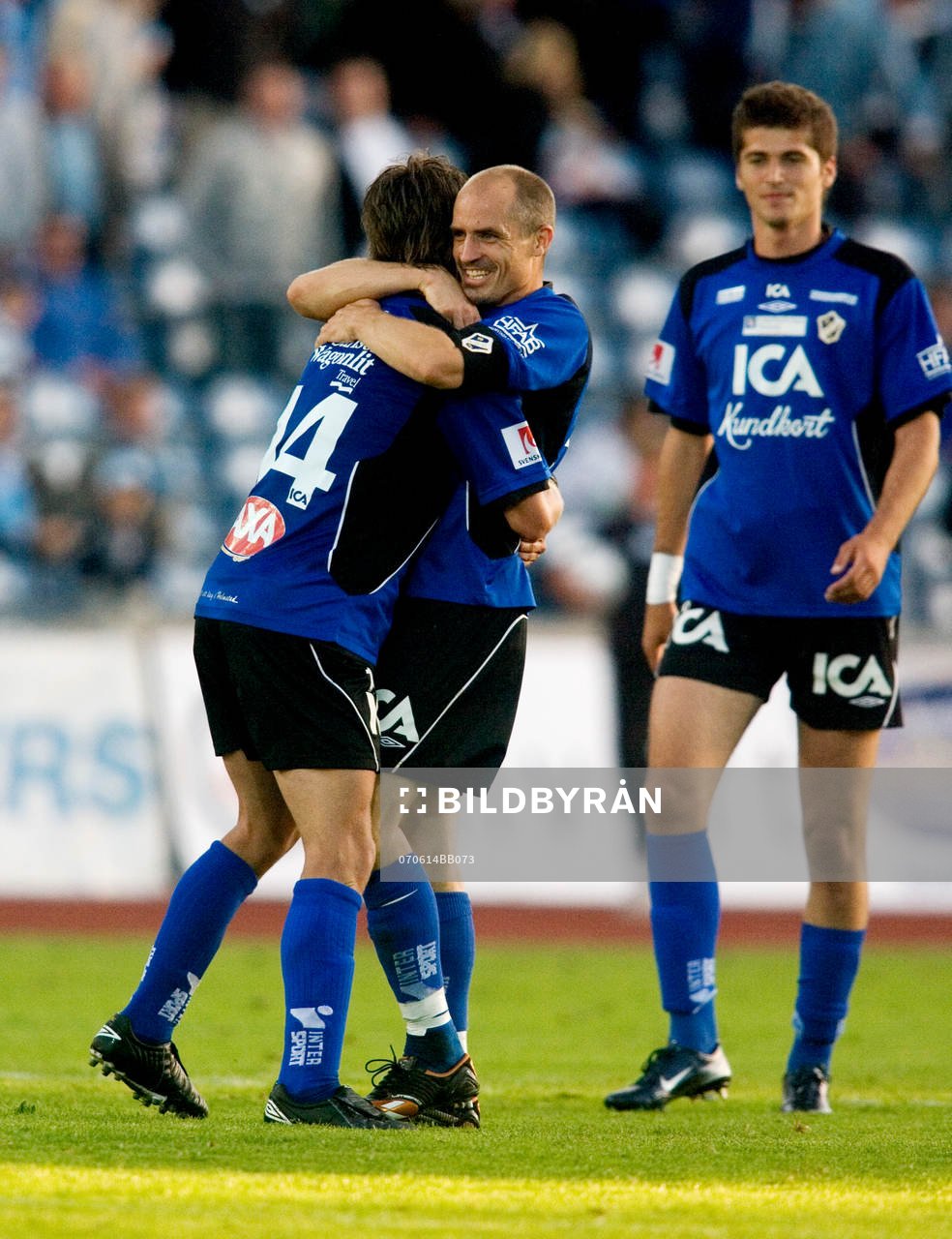 Magnus Arvidsson och Dusan Djuric, kramar om varann
