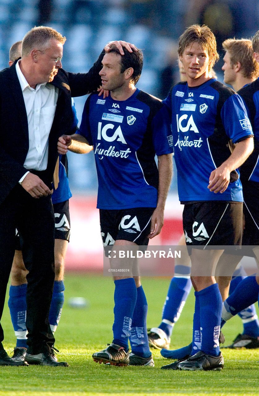 Jan Janne Andersson, tränare Halmstad kramar om Hasse