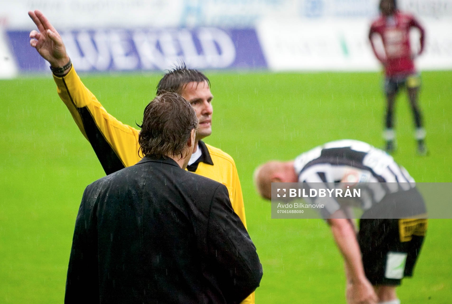 Zarko Kovacevic, domare, utvisar Janne Carlsson, tränare,
