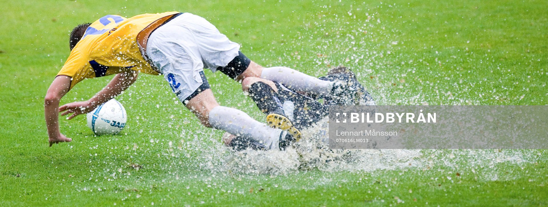 Planen var vattendränkt, inte lämplig för fotboll. IFK
