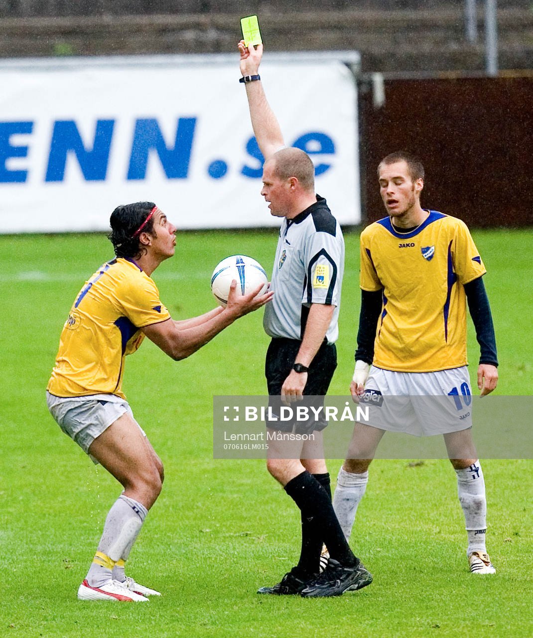 Planen var vattendränkt, inte lämplig för fotboll.