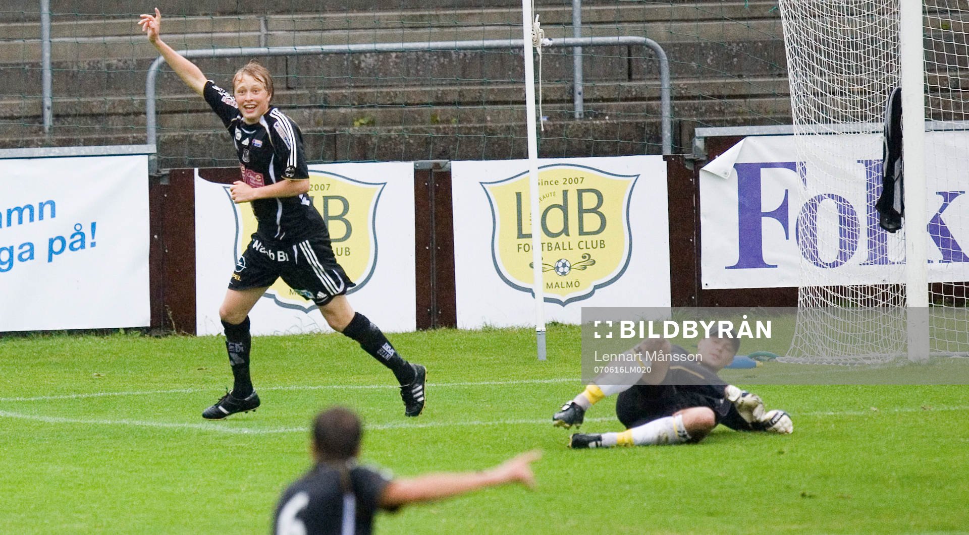 Planen var vattendränkt, inte lämplig för fotboll. 0-2,