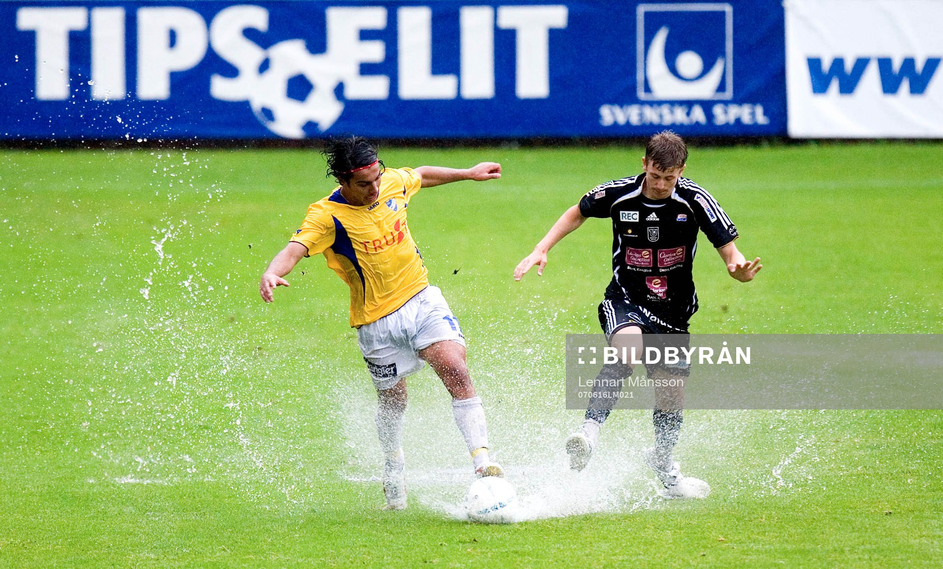 Planen var vattendränkt, inte lämplig för fotboll.