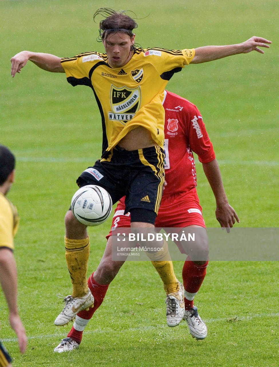 Emil Nilsson, Hässleholm, tar ner bollen