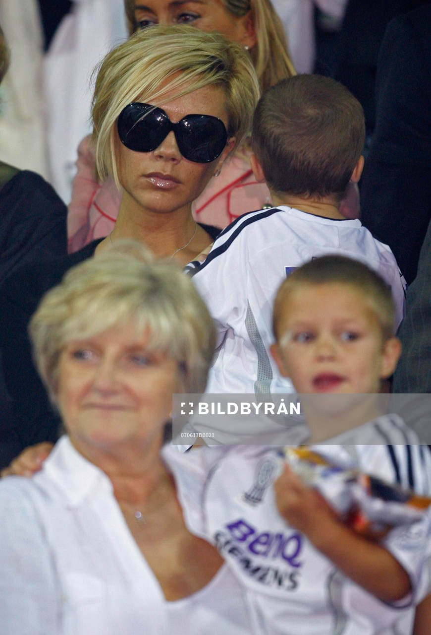 Victoria Beckham med barnen på läktaren