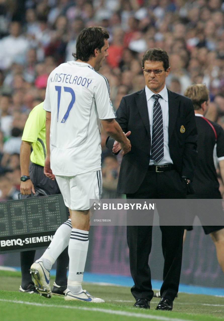  Fabio Capello, tränare, skakar hand med Ruud Van Nistelrooy, som måste lämna matchen efter skada.