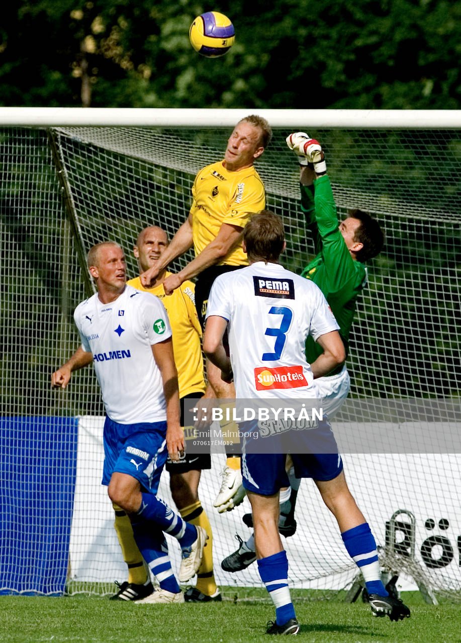 Hörna. Bunkeflos målvakt Ola Svensson försöker boxa ut