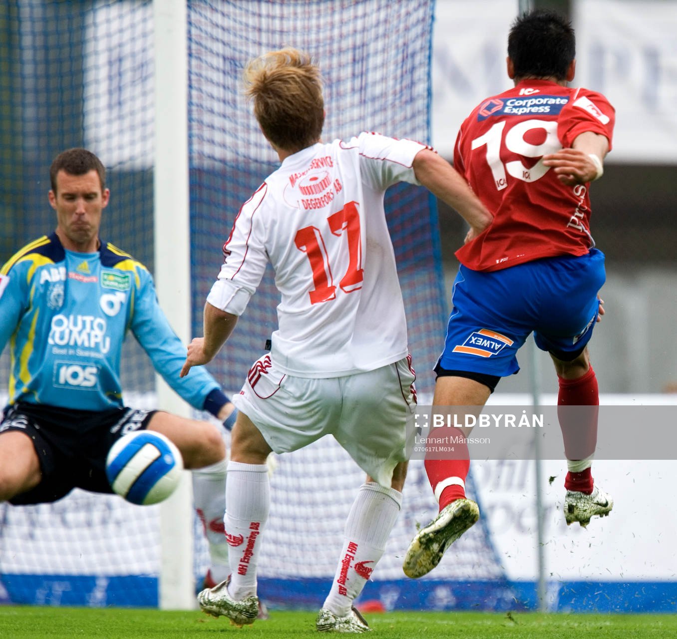 Emin Nouri, Öster skjuter mot Jonas Bohlin, målvakt,