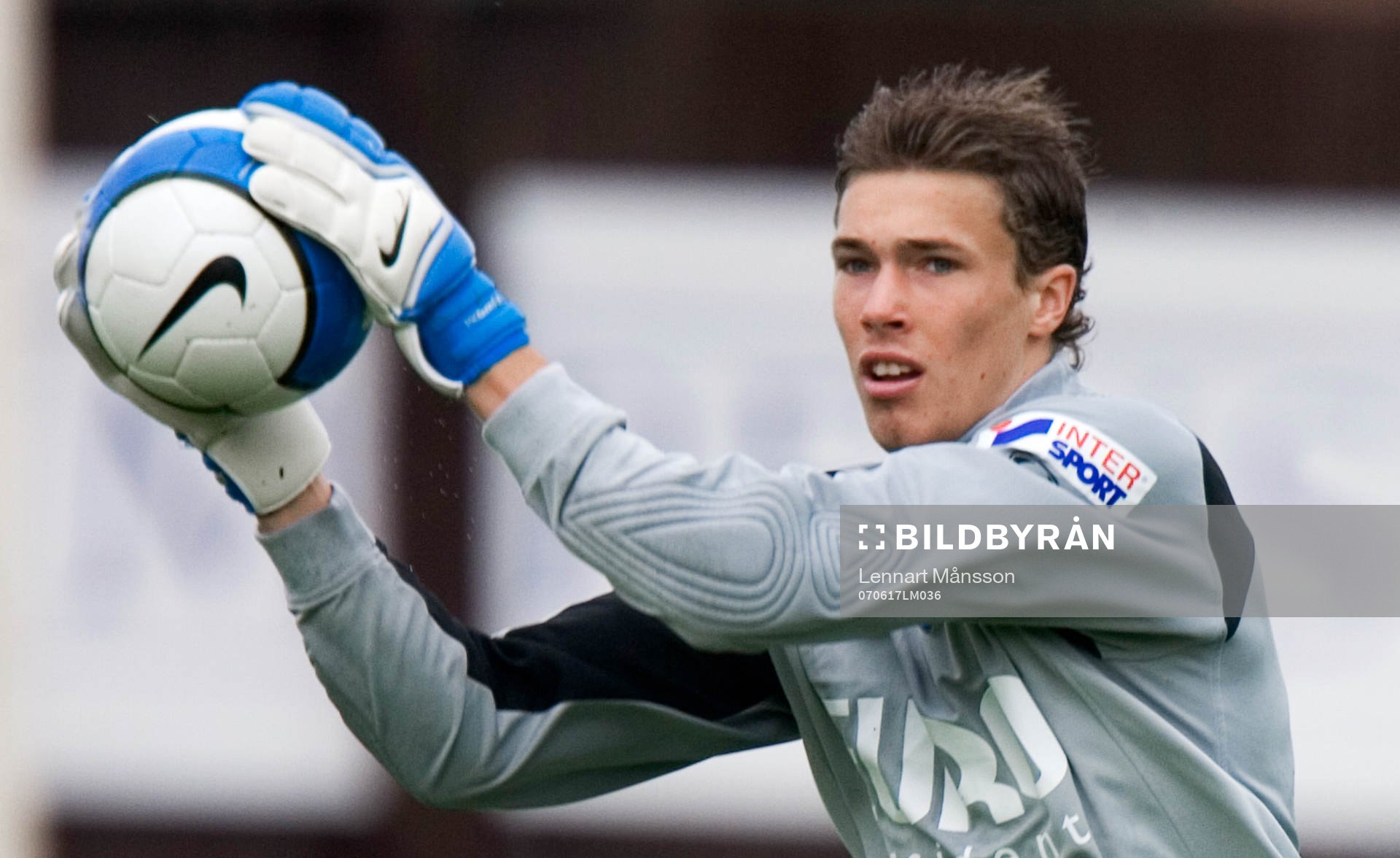 Robin Malmqvist, målvakt, kniper bollen