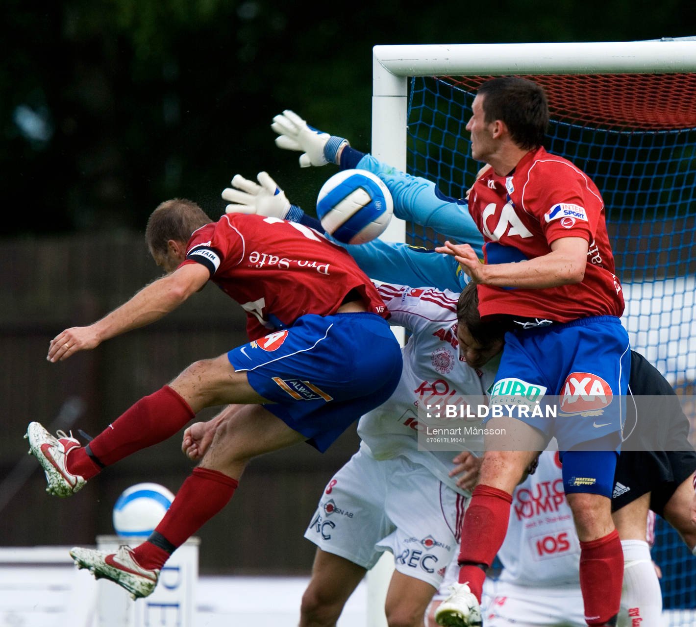 Fredrik Gustafson, Öster försöker forcera in bollen.