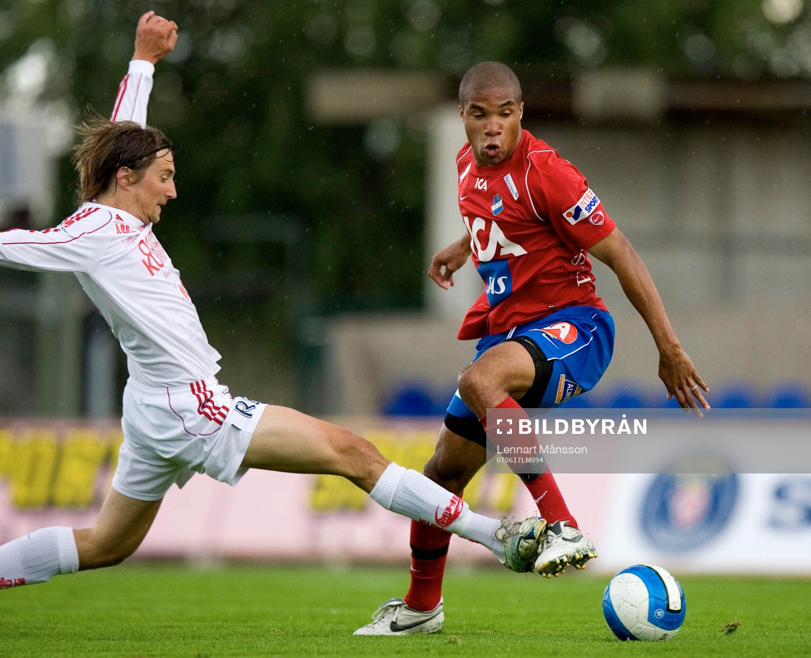 Ryan Johnson stämplas över foten