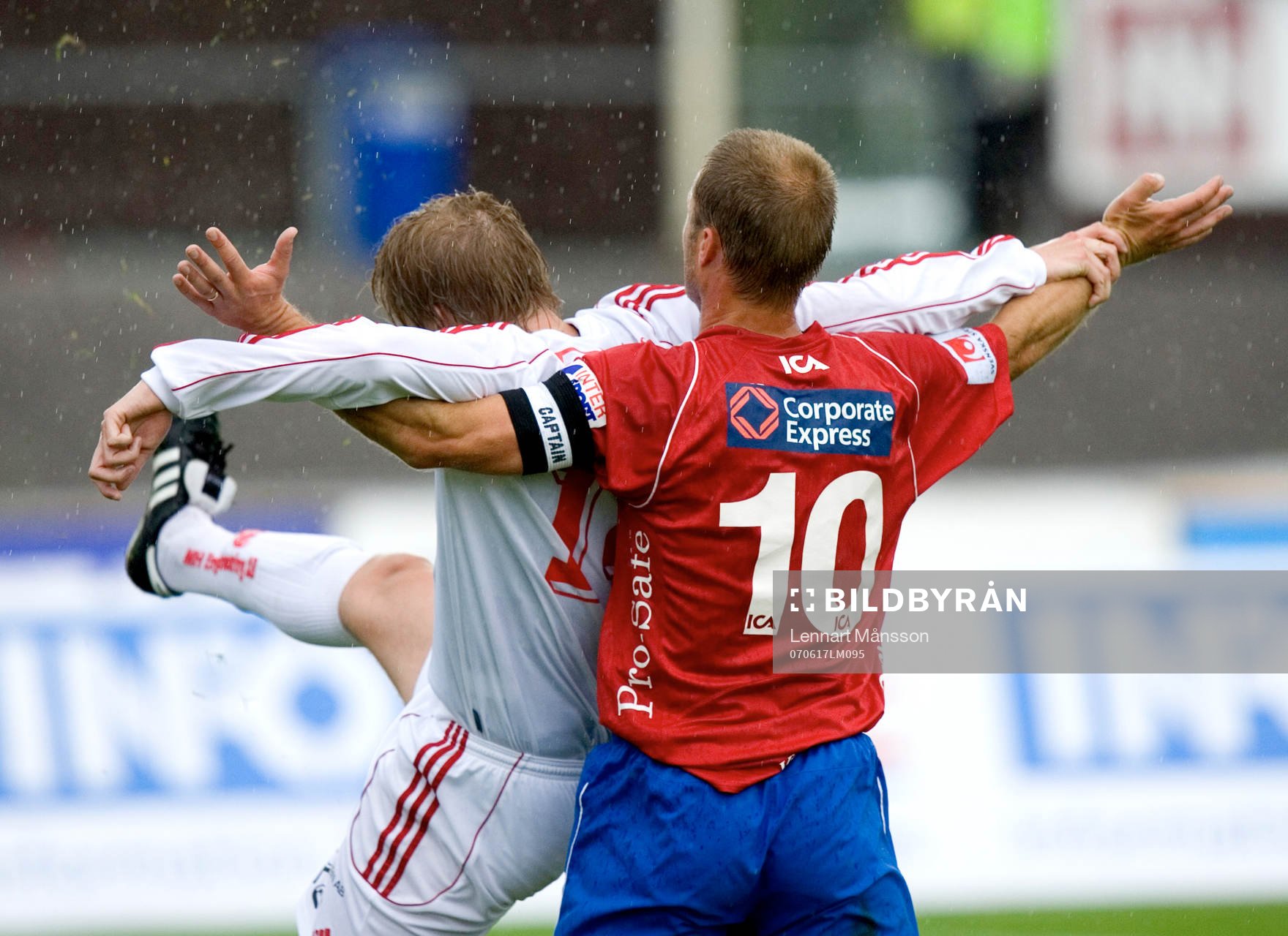 Fredrik Gustafson håller fast en Degerfors-spelare