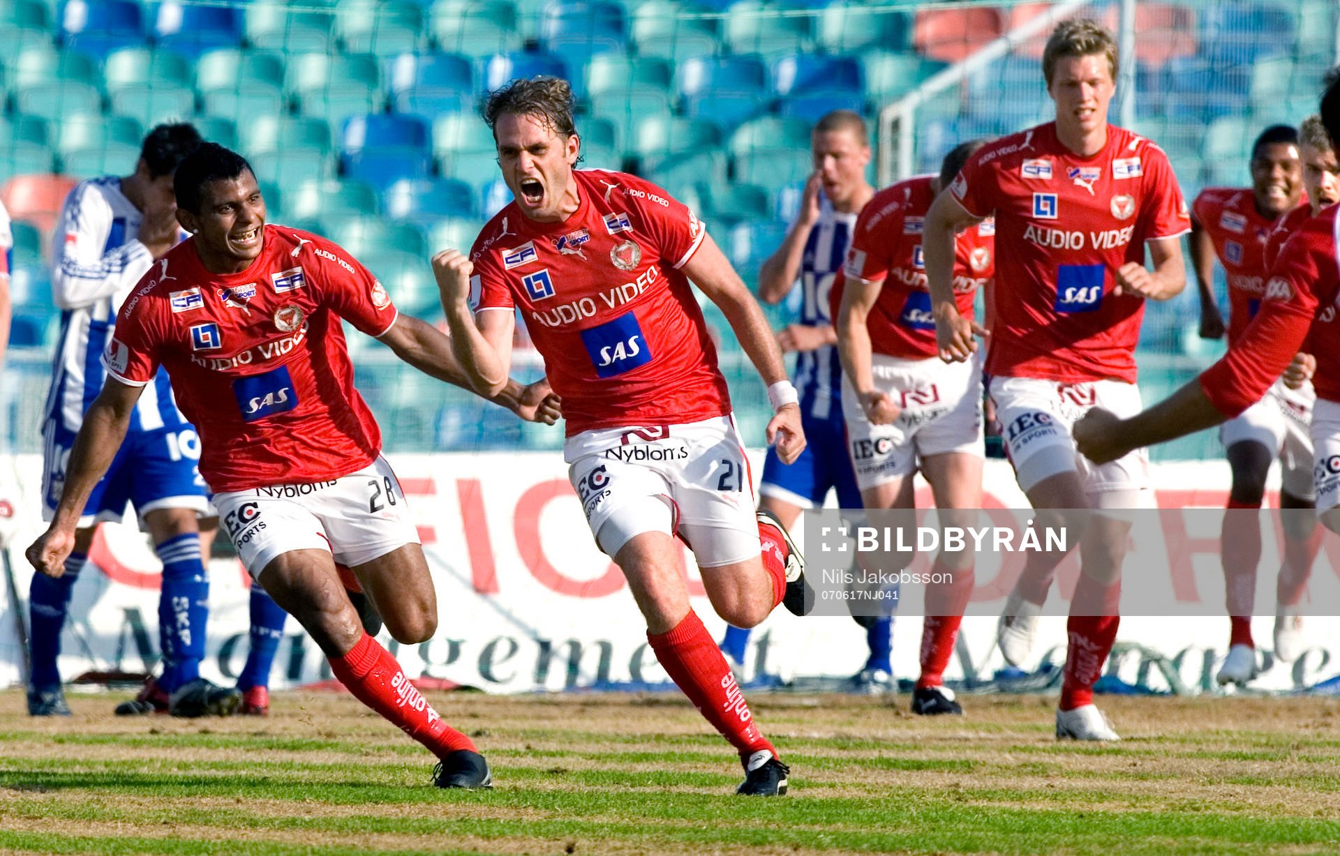 Lasse Johansson, Kalmar, sätter 2-2 på frispark, jubel,
