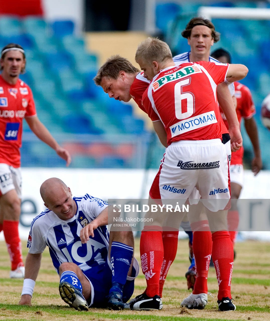 Jonas Wallerstedt, IFK Göteborg, får skäll utav Viktor