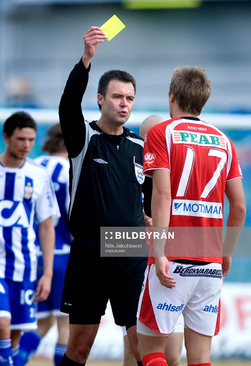 Martin Ingvarsson, domare tycker inte att man får kalla