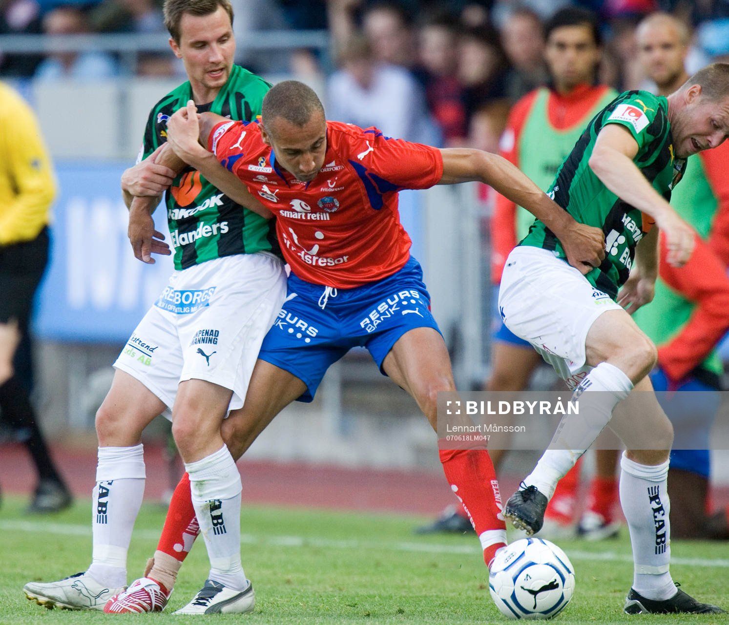 Daniel Nicklasson håller Henrik Henke Larsson