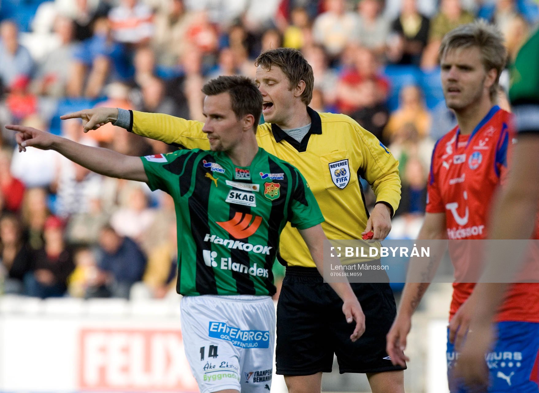Domaren Markus Strömbergsson och Daniel Nicklasson har