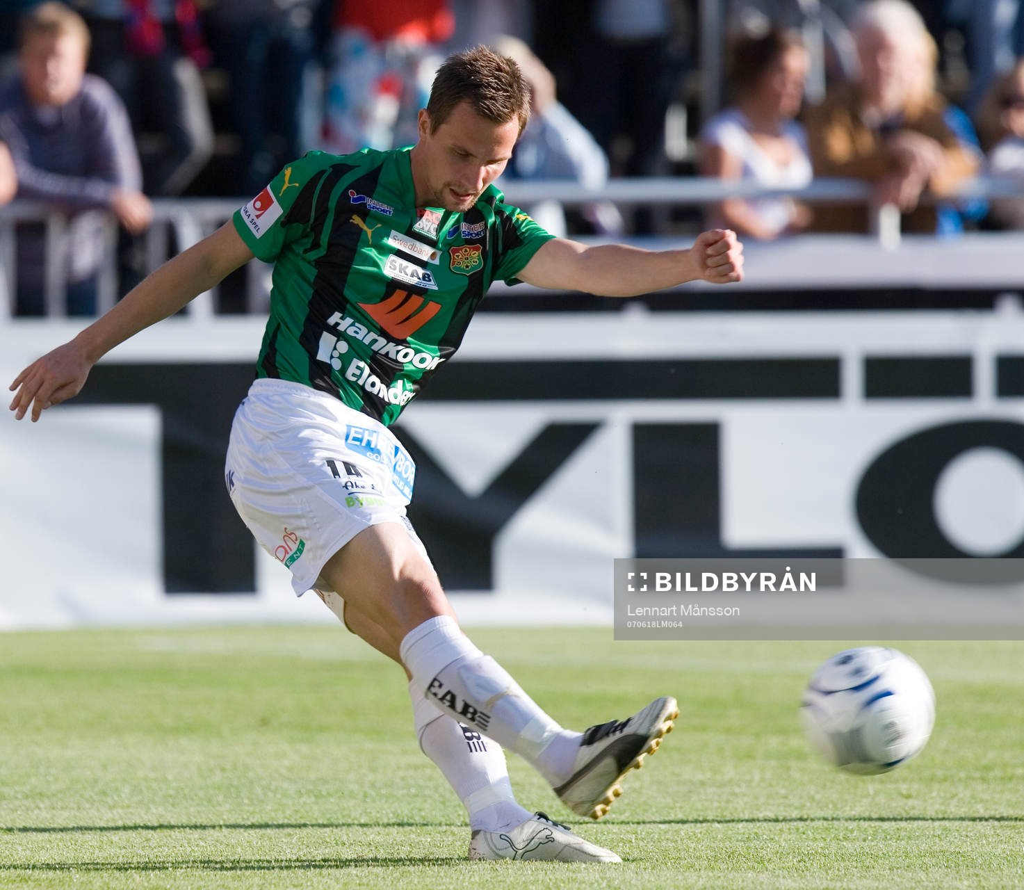   Daniel Nicklasson klipper till.