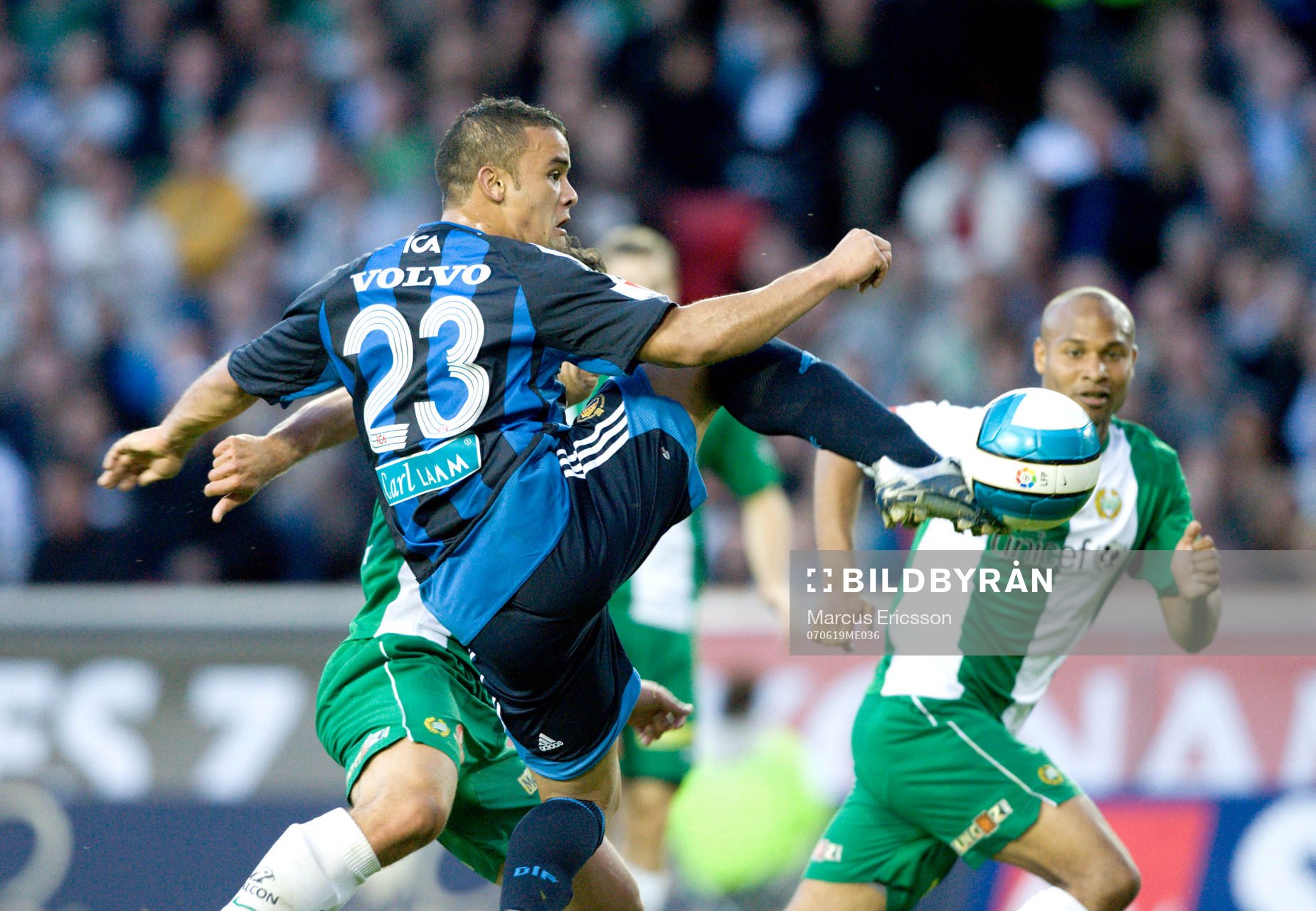 Lance Davids, Djurgården, sparkar in bollen i mål men är
