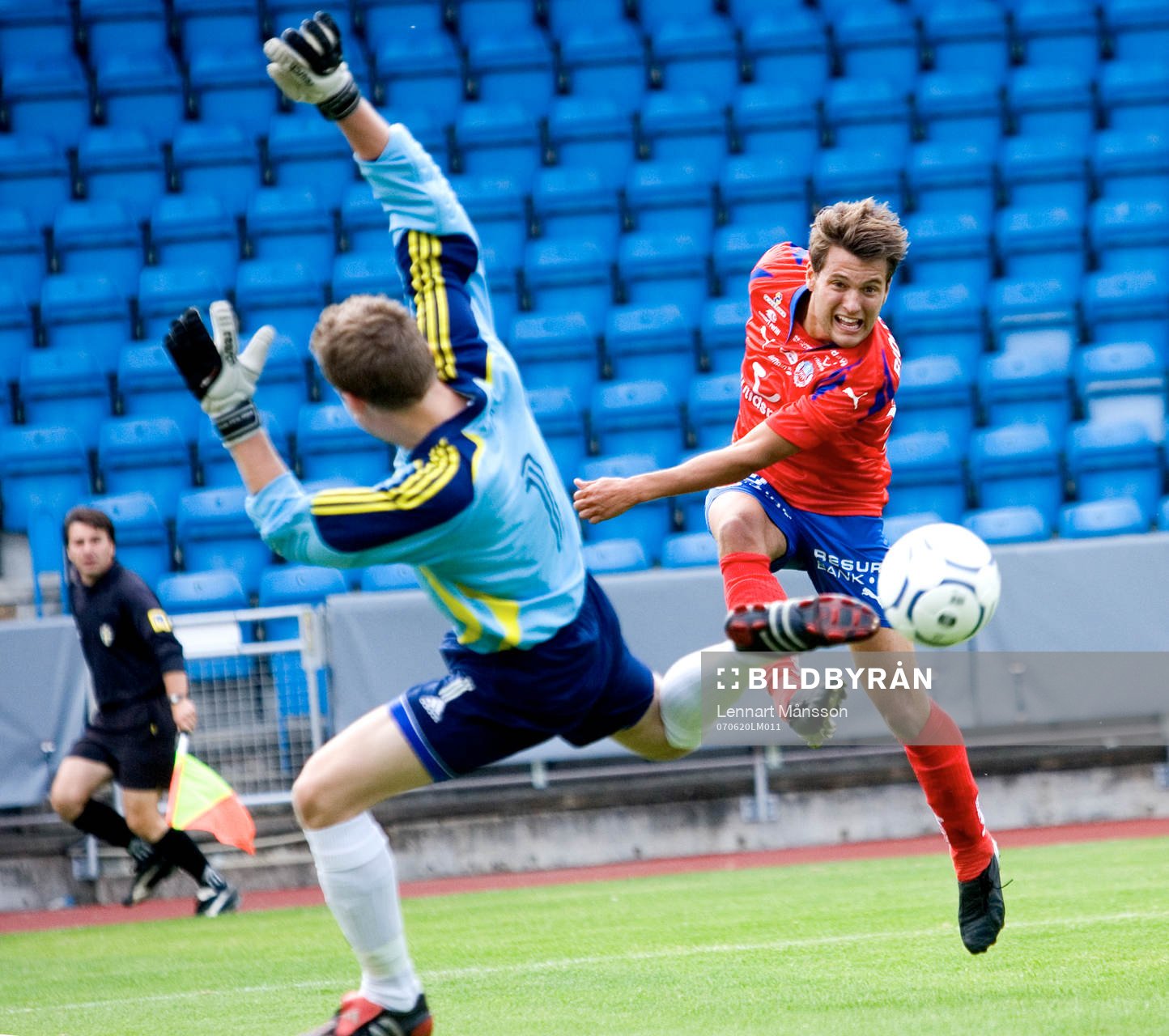 Patrik Åström laddar mot Bröndby-målet