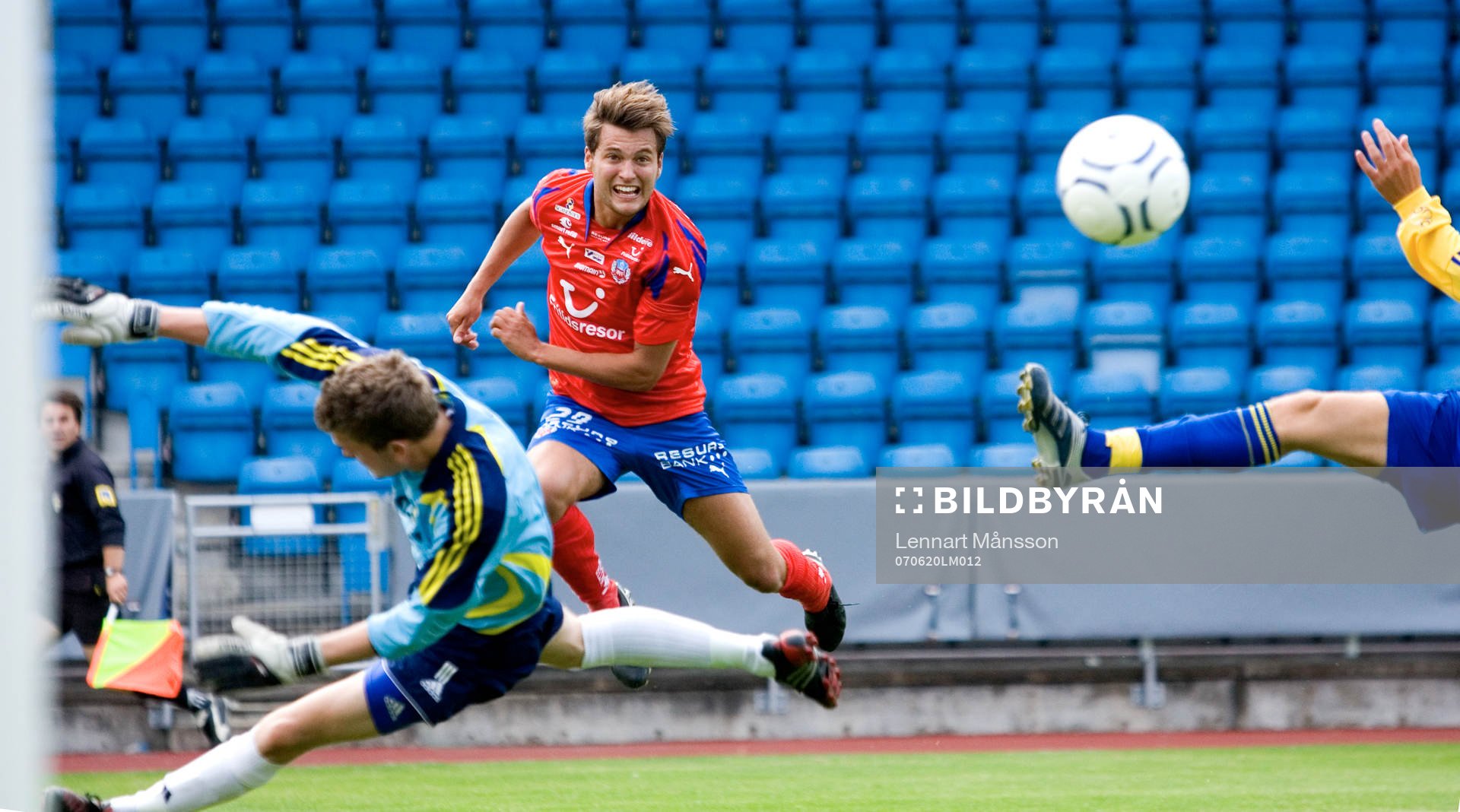 Patrik Åström laddar mot Bröndby-målet