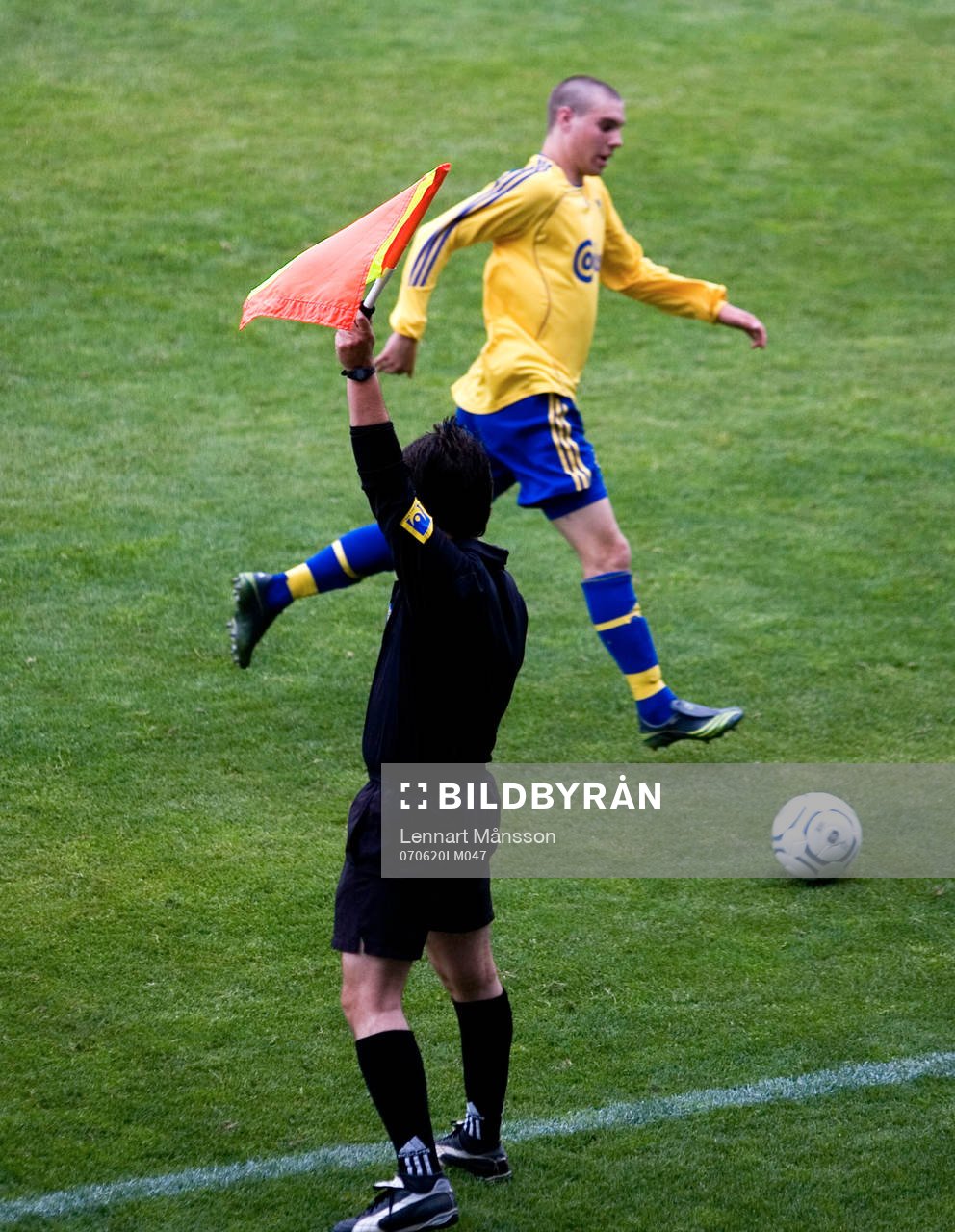Offside, assisterande domare vinkar offside på en spelare.