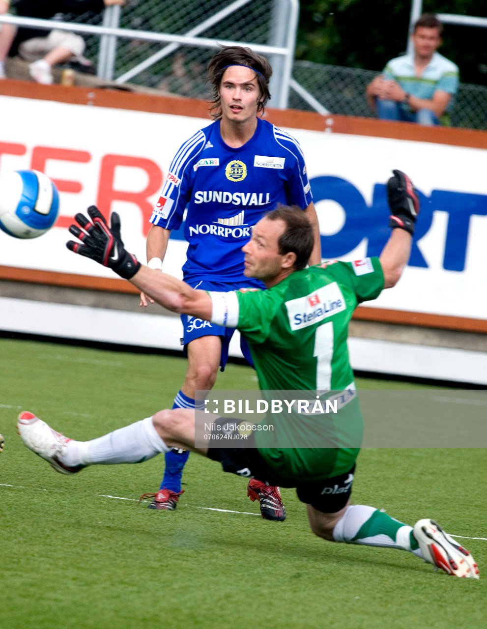 Mikael Lustig, Sundsvall, gör nästan mål på Dick Last,