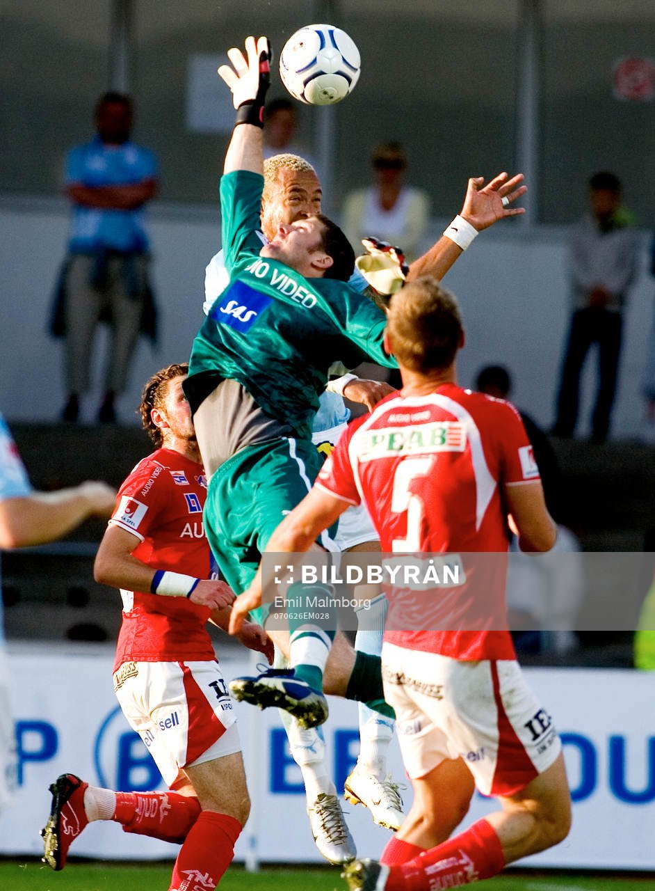 Petter Wastå, Kalmars målvakt räddar framför Junior, MFF