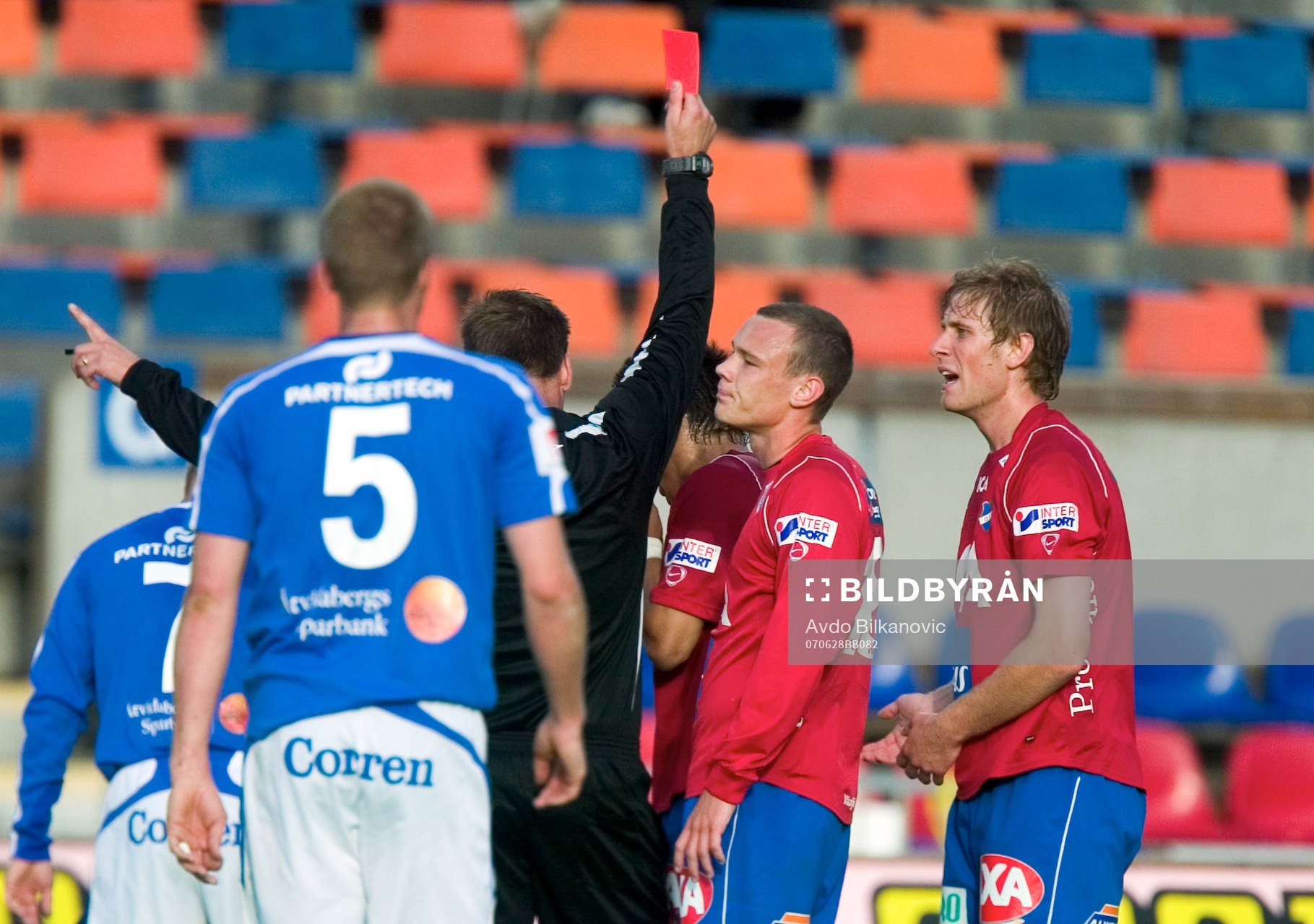 Håkan Jonasson, domare visar rött kort till Mario Vasilj,