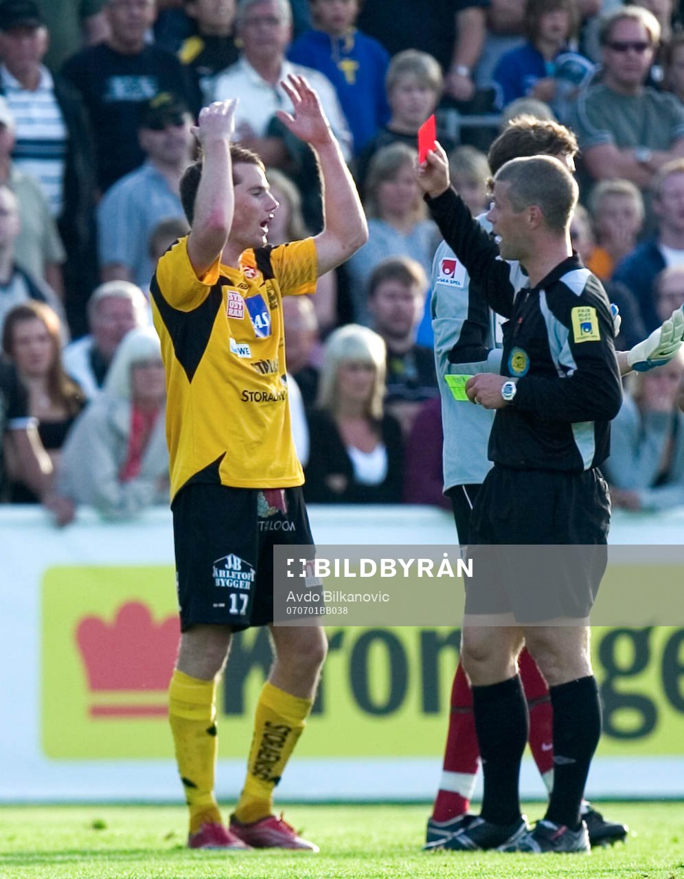  Johan Persson, Mjällby, får rött kort av Tobias Mattson, domare