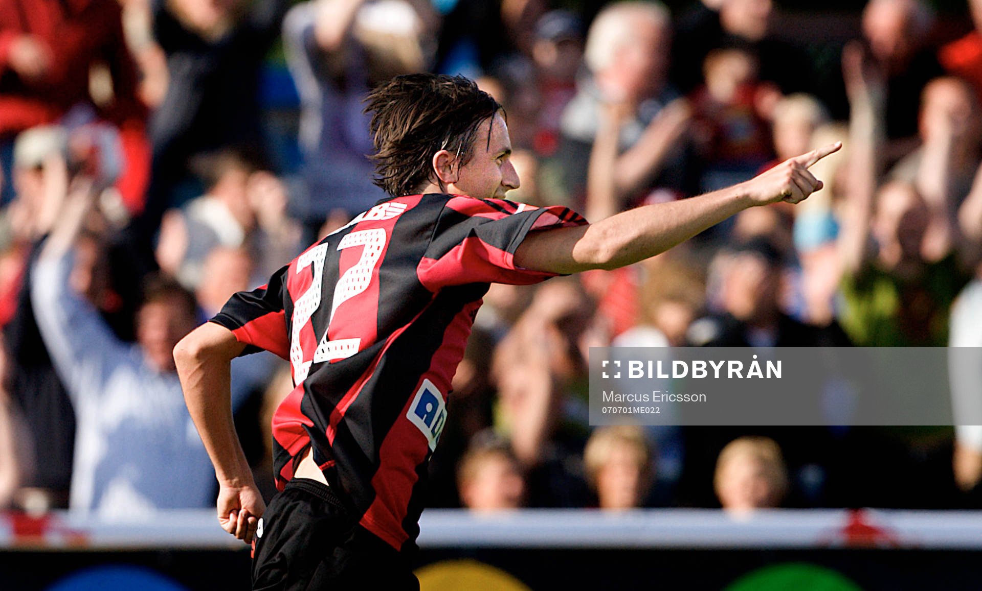  Jan-Erik Berg, Brommapojkarna jublar efter det första allsvenska målet på Grimsta IP. Jubel.