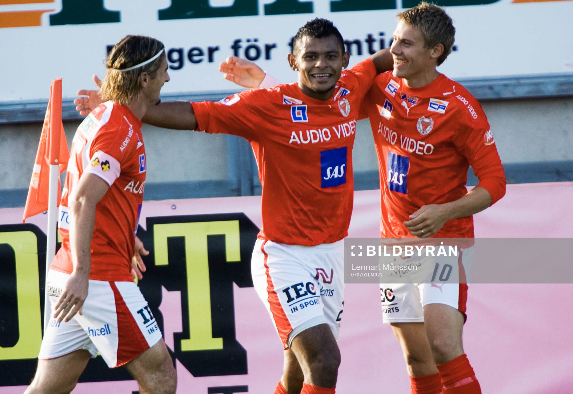  1-0 Ari Da Silva Ferreira har gjort 1-0 i avskedsmatchen och grattas av Cesar Santin och Patrik Ingelsten.