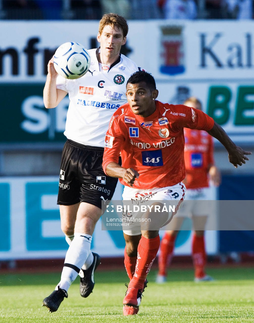 Ari Da Silva Ferreira sprintar ifrån sin back i