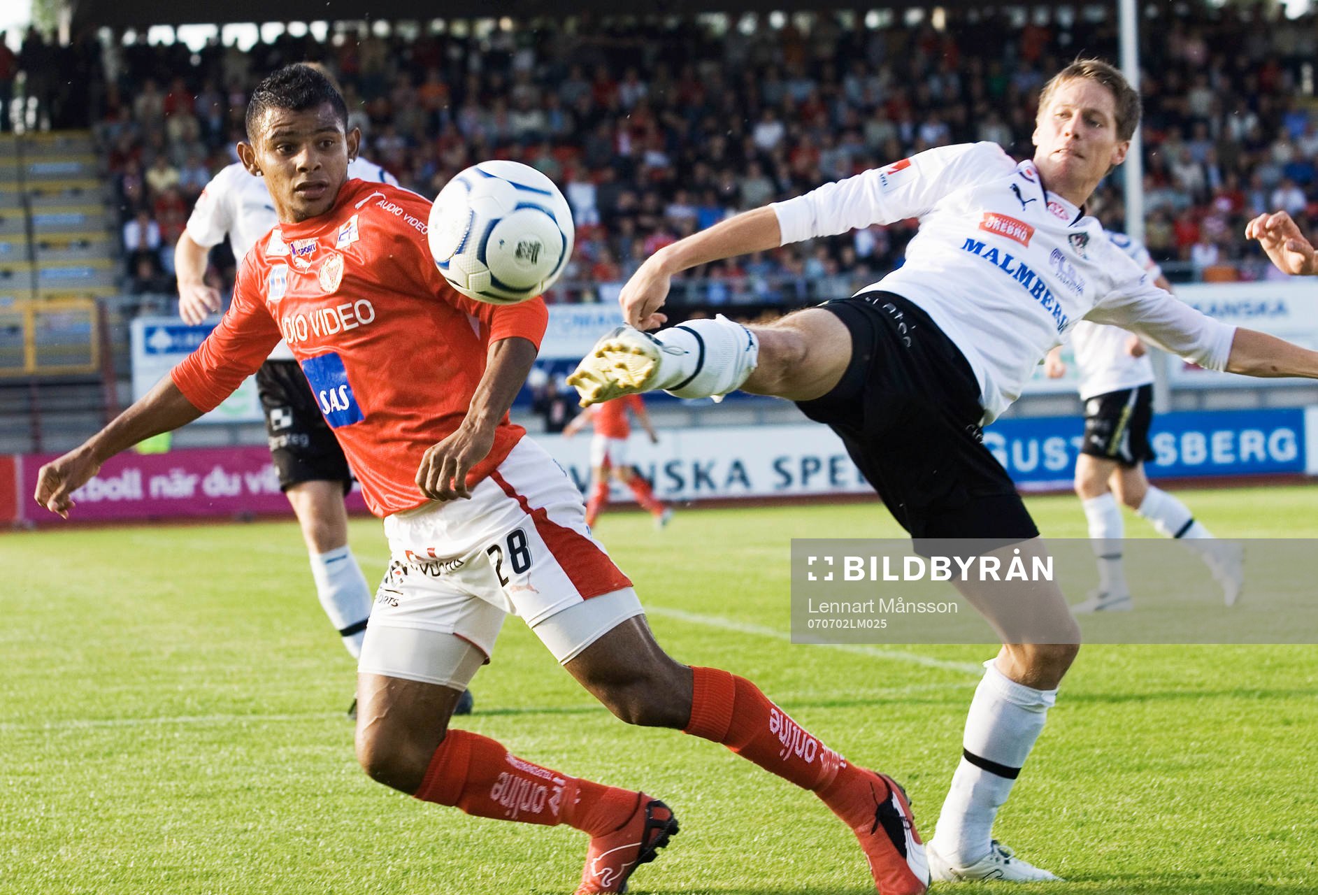 Ari Da Silva Ferreira sprintar ifrån sin back i
