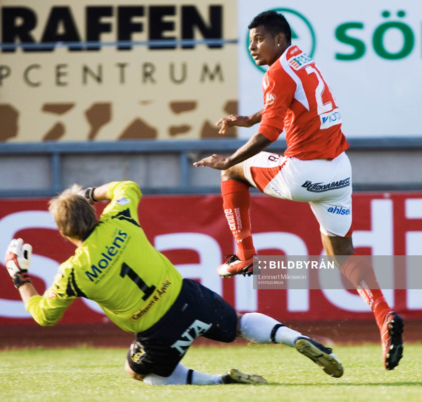 Ari Da Silva Ferreira sprintar ifrån sin back i